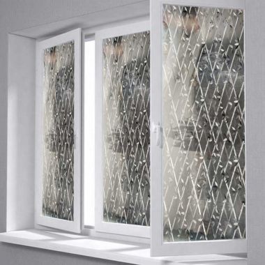 Decal dán kính họa tiết là gì? Đặc điểm & công dụng trang trí