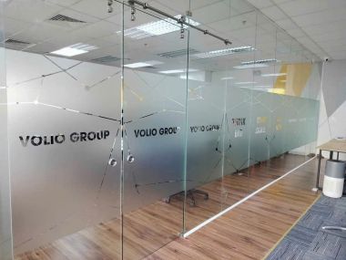 Decal kính mờ logo – Giải pháp trang trí kính hiện đại