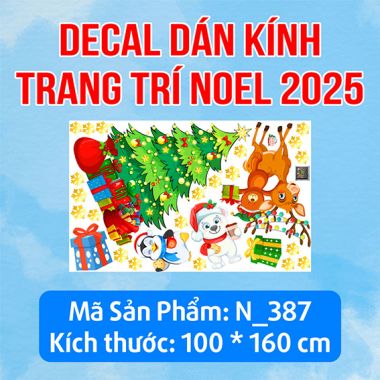 DECAL TRANG TRÍ GIÁNG SINH 2025 ÔNG GIÀ NOEL ÔM QUÀ BÊN CÂY THÔNG XANH VÀ NHỮNG NGƯỜI BẠN