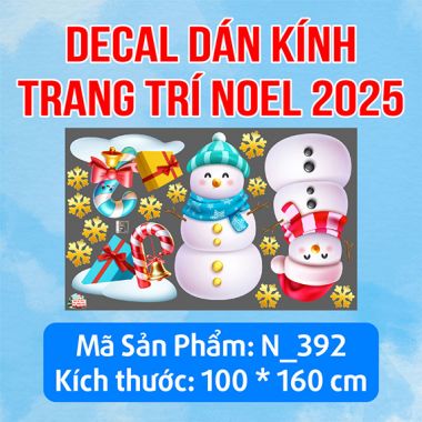 DECAL TRANG TRÍ GIÁNG SINH 2025 CẶP ĐÔI NGƯỜI TUYẾT BÊN CÂY THÔNG