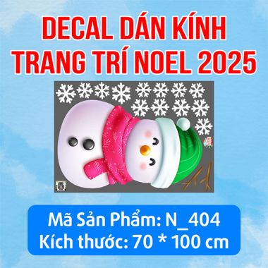 DECAL TRANG TRÍ GIÁNG SINH 2025 ÔNG NOEL VÀ NHỮNG NGƯỜI BẠN BÊN CÂY THÔNG XANH