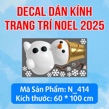 DECAL TRANG TRÍ GIÁNG SINH 2025 CẶP ĐÔI NGƯỜI TUYẾT BÊN CÂY THÔNG VÀ CHÙM CHÂU VÀNG