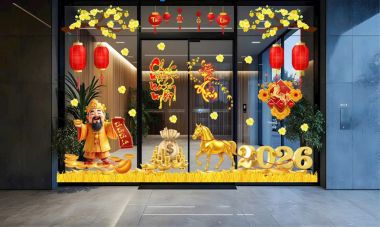 DECAL TRANG TRÍ TẾT TRÊN KÍNH CHO CÔNG TY NGỰA VÀNG VÀ THẦN TÀI ĐÓN XUÂN 2026