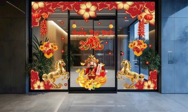 DECAL DÁN KÍNH TRANG TRÍ TẾT ĐÔI NGỰA VÀNG VÀ ÔNG THẦN TÀI KHAI XUÂN ĐÓN LỘC 2026