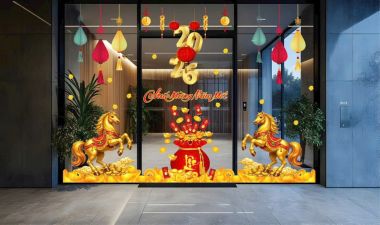 DECAL DÁN KÍNH TRANG TRÍ TẾT CHO NHÀ HÀNG ĐÔI NGỰA VÀNG  VÀ TÙI TIỀN ĐỎ MỪNG XUÂN 2026