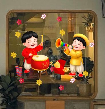 DECAL DÁN KÍNH TRANG TRÍ TẾT HAI BÉ ĐÁNH TRỐNG THỔI KÈN MỪNG XUÂN
