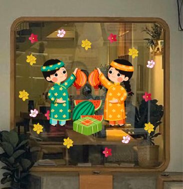 DECAL TRANG TRÍ TẾT DÁN KÍNH HAI BÉ MẶC ÁO DÀI VÀ BÁNH CHƯNG DƯA HẤU