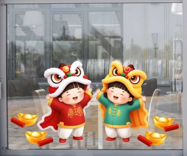 DECAL DÁN KÍNH TRANG TRÍ TẾT HAI BÉ ĐỘI MŨ LÂN ĐÓN TẾT