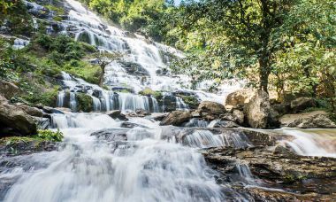 Tranh thác nước Chiang Mai trong rừng Klang Luang, Thái Lan.