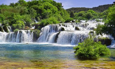 Thác nước trên sông Krka. Vườn quốc gia, Dalmatia, Croatia