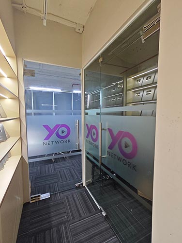 DECAL MỜ D&Aacute;N K&Iacute;NH LOGO CTY
