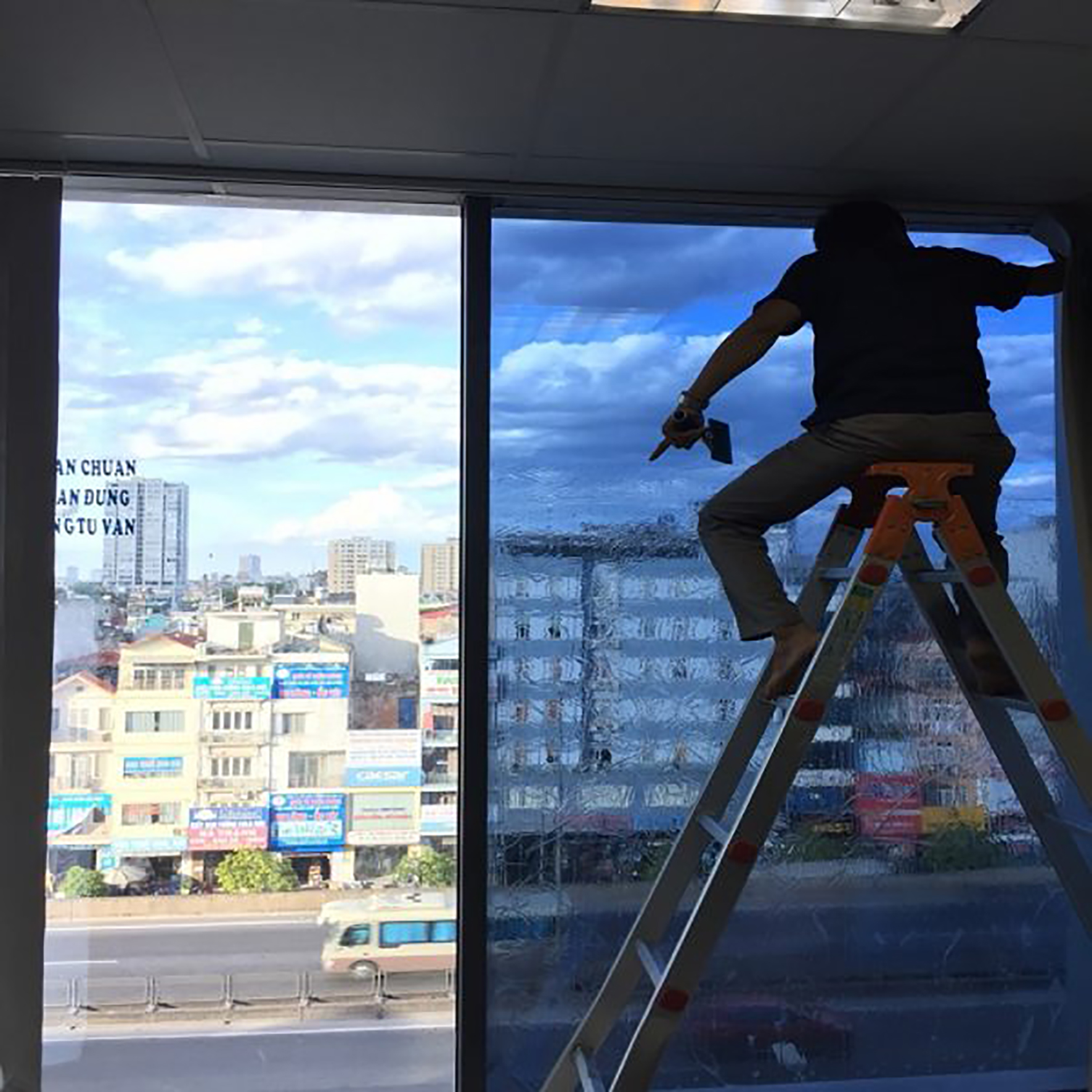 THỢ THI CÔNG DÁN KÍNH CHUYÊN NGHIỆP