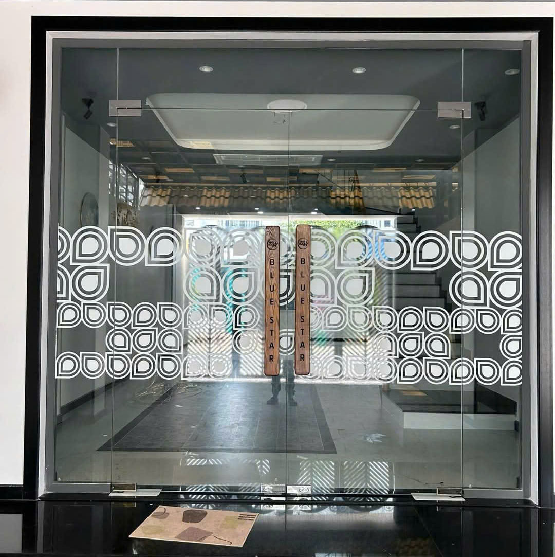 DECAL DÁN KÍNH MỜ IN CẮT THEO YÊU CẦU