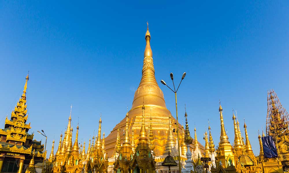panorama-of-shwedagon-pagoda-with-blue-sky-yangon-myanmar-or-burma-rpulfggo2zl