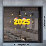 DECAL TRANG TRÍ GIÁNG SINH NĂM 2025 VÀNG ĐỘI MŨ ĐỎ