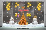 DECAL TRANG TRÍ GIÁNG SINH 2026 CẶP ĐÔI NGƯỜI TUYẾT BÊN CÂY THÔNG VÀ CHÙM CHÂU VÀNG