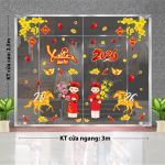 DECAL DÁN KÍNH TRANG TRÍ TẾT BÉ MẶC ÁO DÀI ĐỎ CHÚC XUÂN BÍNH NGỌ DƯỚI MAI VÀNG